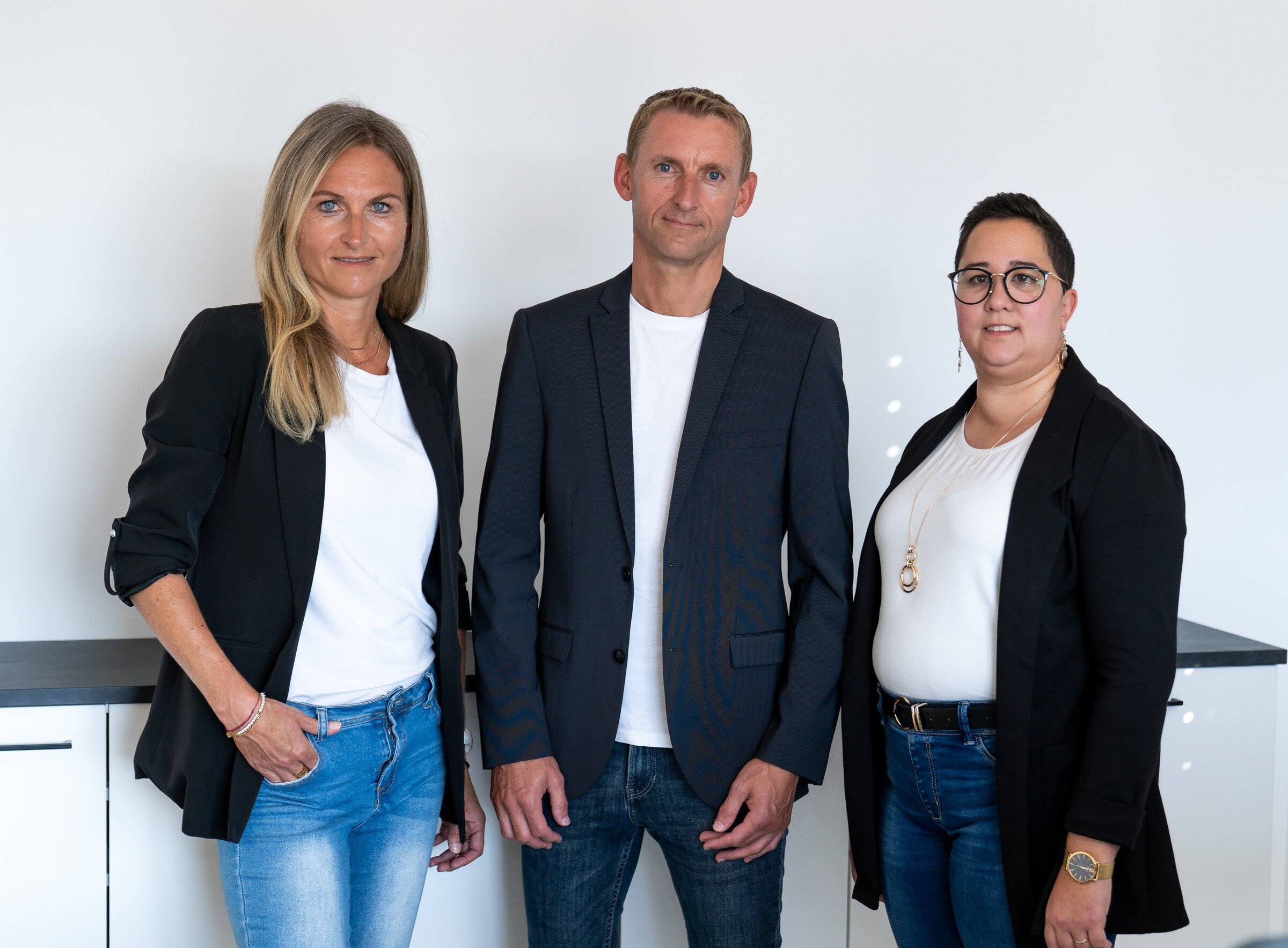 Illustration von sechs Geschäftspersonen in Businesskleidung​